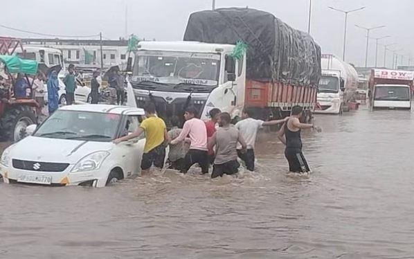 आगरा में अतिवृष्टि के बाद का नजारा