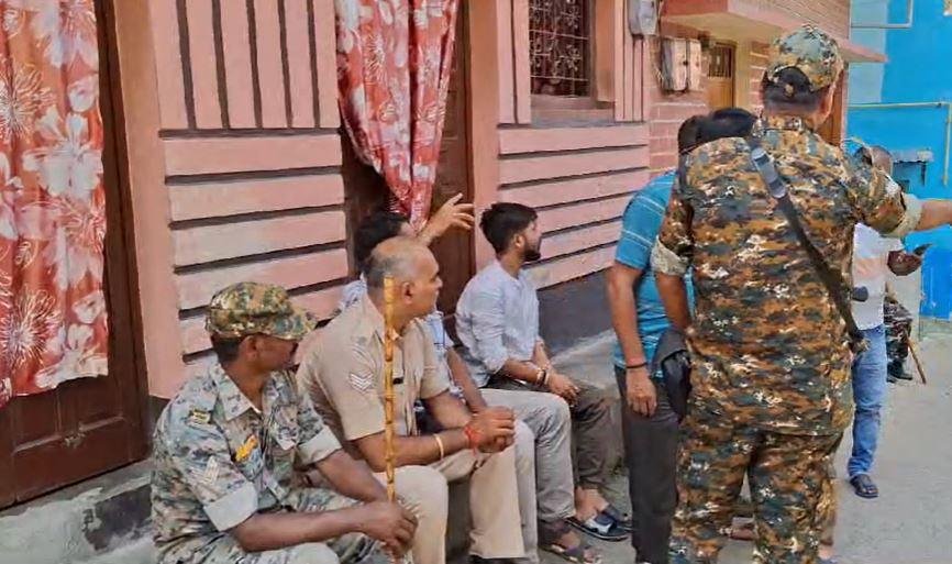 Dhanbad Breaking : आरोपी के घर के बाहर तैनात पुलिस जवान