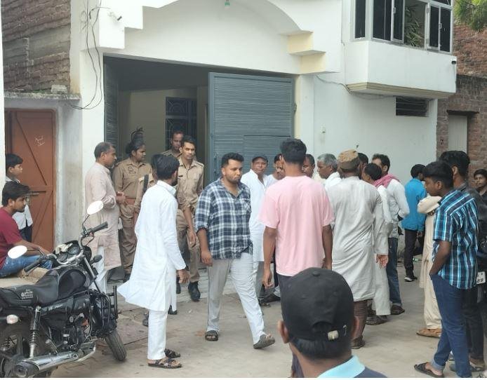 Breaking : भदोही विधायक और बेटे को भेजा गया अलग-अलग जेल, नौकरानी को आत्महत्या को उकसाने का है आरोप यूपी के भदोही में सपा विधायक के बेटे की गिरफ्तारी की पुरानी फोटो