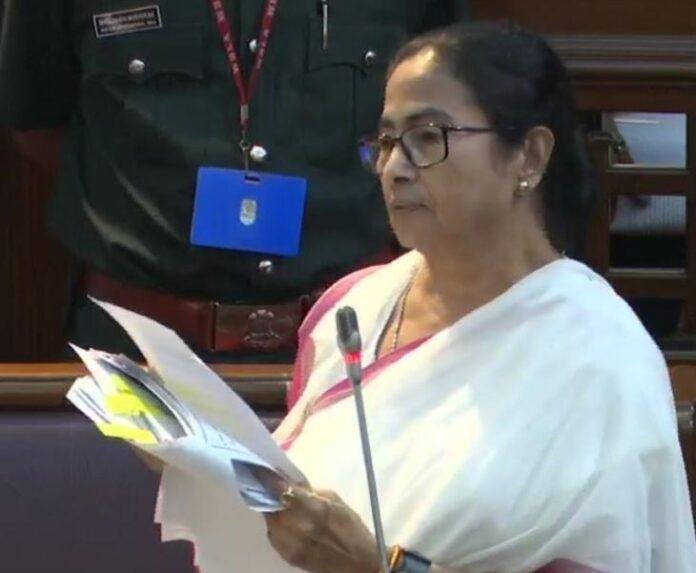 विधानसभा में अपराजिता बिल पेश करतीं मुख्यमंत्री ममता बनर्जी