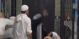 Maulana Beaten For Molesting Girl : भरी पंचायत में मुरादाबाद में मौलाना को महिला ने धुना, वीडियो वायरल Maulana Beaten For Molesting Girl : आरोपी मौलाना को पीटती पीड़ित युवती मां ।