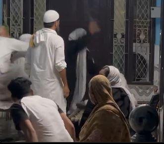 Maulana Beaten For Molesting Girl : आरोपी मौलाना को पीटती पीड़ित युवती मां ।
