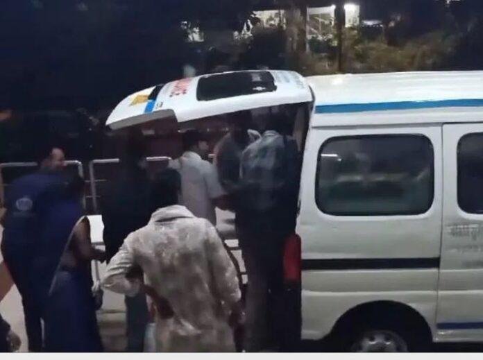 महाकाल मे हुए हादसे में घायल को एंबुलेंस से अस्पताल पहुंचाते लोग। महाकाल मे हुए हादसे में घायल को एंबुलेंस से अस्पताल पहुंचाती रेस्क्यू टीम।