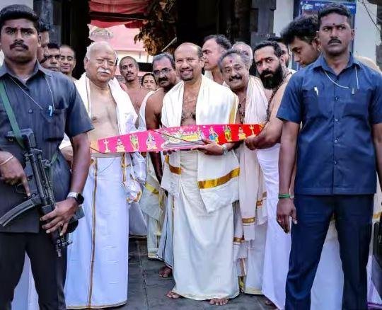 केरल में मंदिर दर्शन को पहुंचे संघ प्रमुख मोहन भागवत। 
