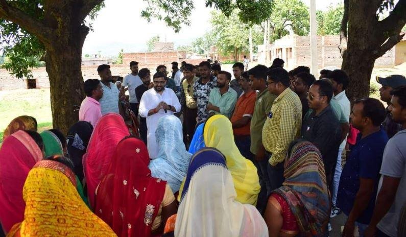 Hazaribagh : पीएम मोदी के कार्यक्रम को लेकर भाजपा नेता हर्ष अजमेरा ने गांव-गांव घूमकर दिया निमंत्रण...
