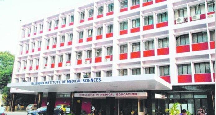 Ranchi : रिम्स में छात्रा के साथ छेड़खानी, आरोपी गिरफ्तार, डॉक्टरों ने कर दिया कार्य बहिष्कार