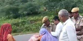 एसडीएम के बाल पकड़कर खींचती नाराज महिला।