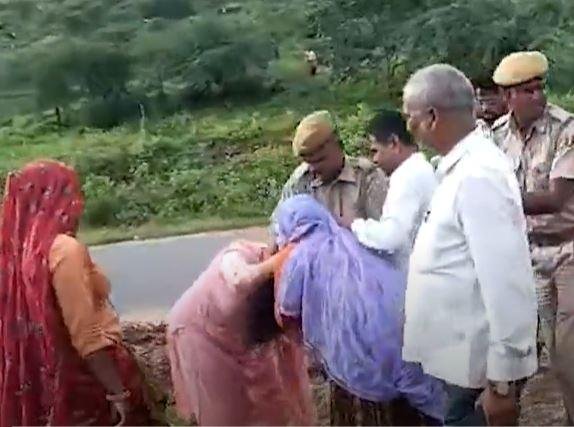 एसडीएम के बाल पकड़कर खींचती नाराज महिला।