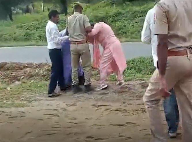 Viral : बुलडोजर वाली SDM को महिला ने बाल पकड़कर 20 सेकेंड तक घसीटा एसडीएम के बाल पकड़कर खींचती नाराज महिला।