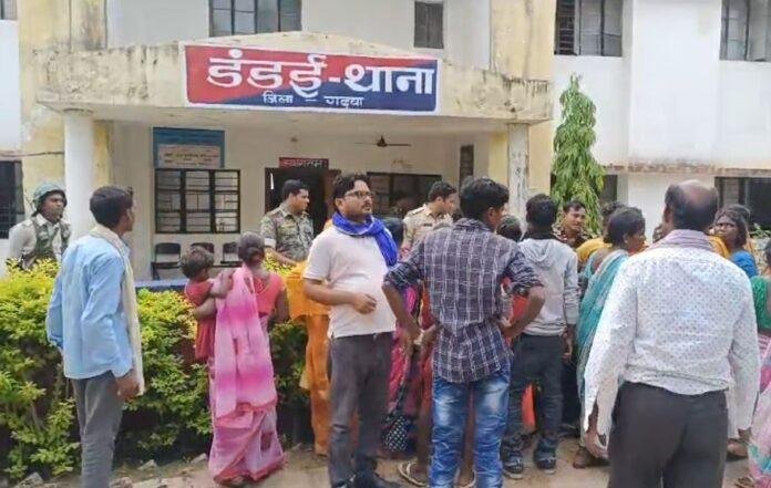Garhwa : थाने पर ग्रामीणों ने अचानक कर दिया हमला, फिर...जाने क्या है पूरा मामला...