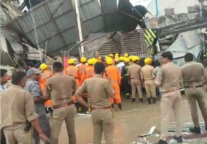 लखनऊ के सरोजनी नगर थाना क्षेत्र के ट्रांसपोर्ट नगर में बिल्डिंग ढहने के बाद जुटी राहत और बचाव टीमें