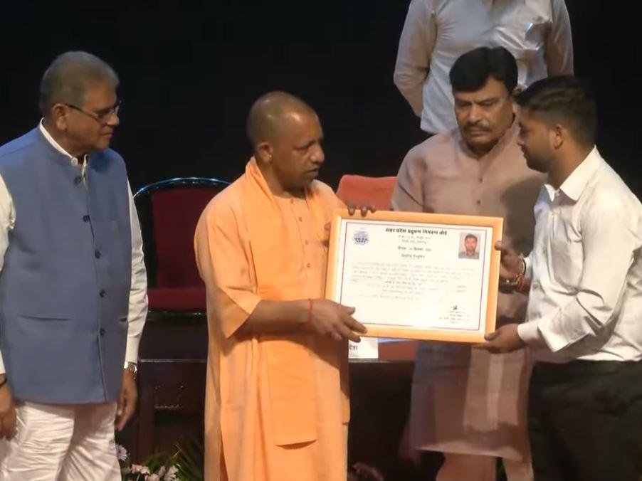 लखनऊ में मंगलवार को वन विभाग और पॉल्यूशन कंट्रोल बोर्ड में नियुक्ति पाने वाले युवाओं को अप्वाइंटमेंट लेटर सौंपते सीएम योगी। 