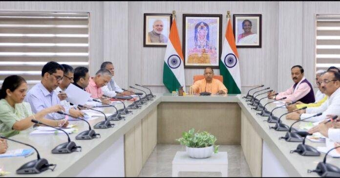 मंगलवार को लखनऊ में अहम बैठक लेते हुए सीएम योगी आदित्यनाथ।