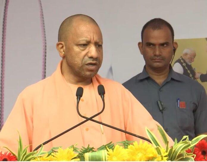 लखनऊ में सीएम योगी