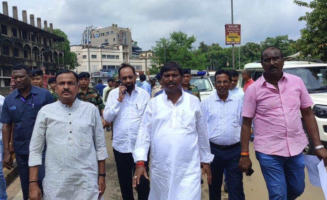 Jamshedpur : पीएम मोदी के झारखंड दौरे को लेकर पूर्व सीएम अर्जुन मुंडा ने किया कार्यक्रम स्थल का निरीक्षण...
