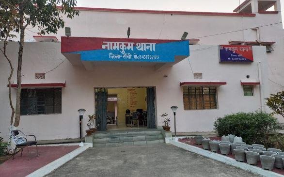 Ranchi : अपराधियों ने दरवाजा छोड़ दीवार तोड़कर उड़ा लिए लाखों के जेवर...