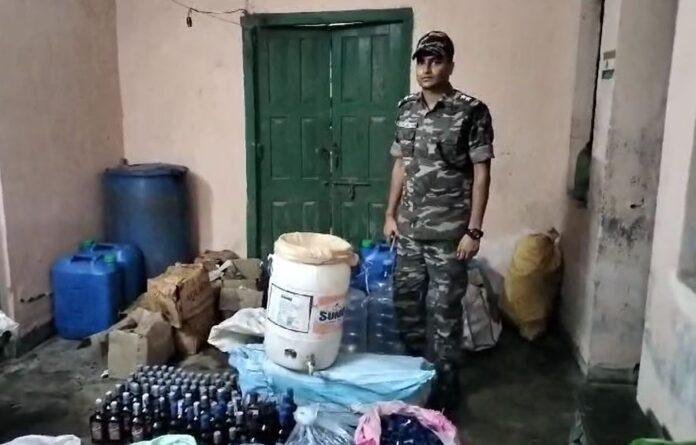 Dhanbad में अवैध शराब बनाने की मिनी फैक्ट्री का भंडाफोड़, भारी मात्रा में...