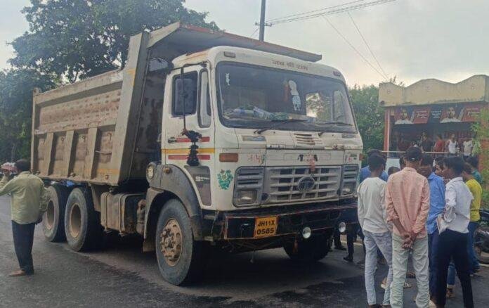 Giridih : माल लोड हाईवा ने 9वीं की छात्रा को चपेट में लिया, गंभीर...