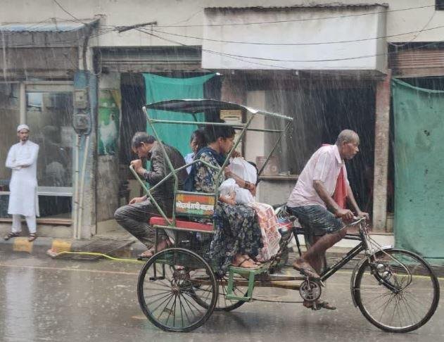यूपी में बीती रात से जारी बारिश के बीच वाराणसी का दृश्य।