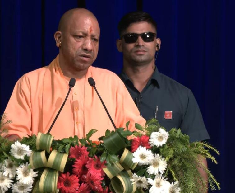 वाराणसी में कार्यक्रम को संबोधित करते सीएम योगी