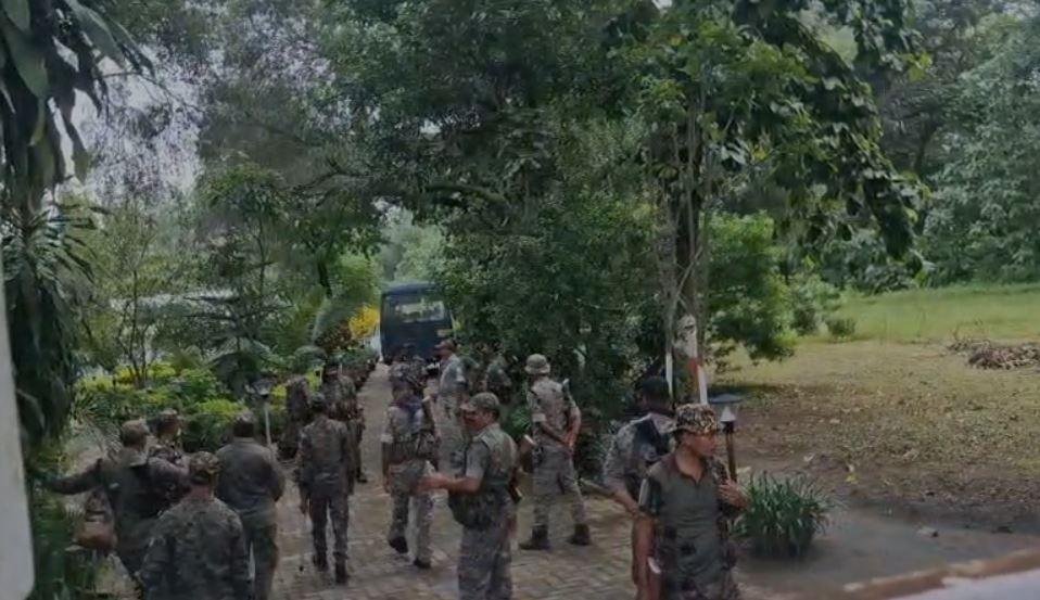 Hazaribagh सदर एसडीओ के आवास पर एसीबी की बड़ी कार्रवाई, भारी संख्या में पुलिस बल तैनात...