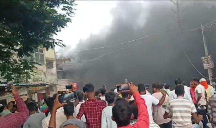 Garhwa Breaking : पूरा इलाका धुंआ-धुंआ, दुकान में लगी भीषण आग...