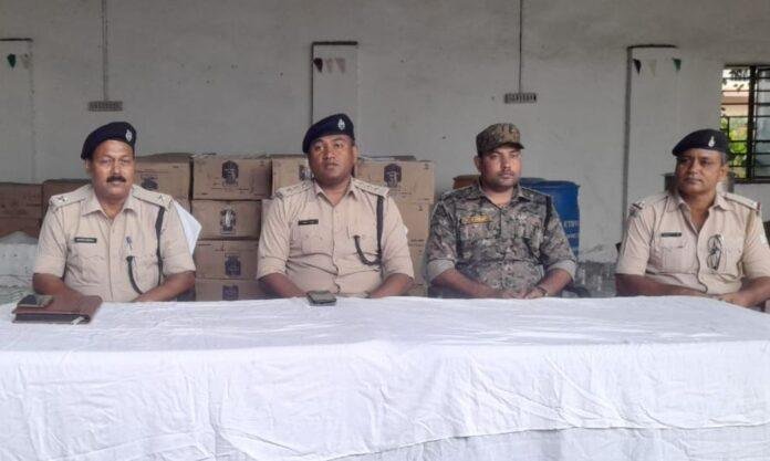 Jamtara पुलिस ने अवैध शराब के काले धंधे का किया भंडाफोड़, भारी मात्रा में...