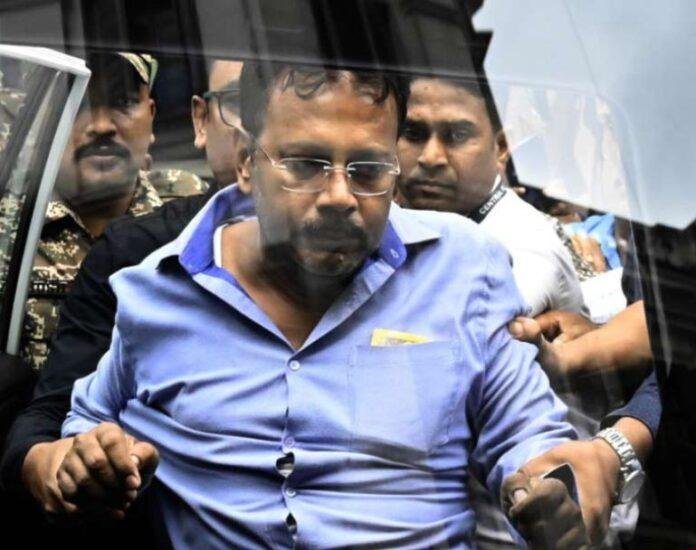 कोलकाता के अलीपुर कोर्ट में पेशी के बाद नाराज भीड़ से डॉ. संदीप को बचाते हुए हिरासत में लेकर जाते केंद्रीय सुरक्षा बल के अधिकारी।