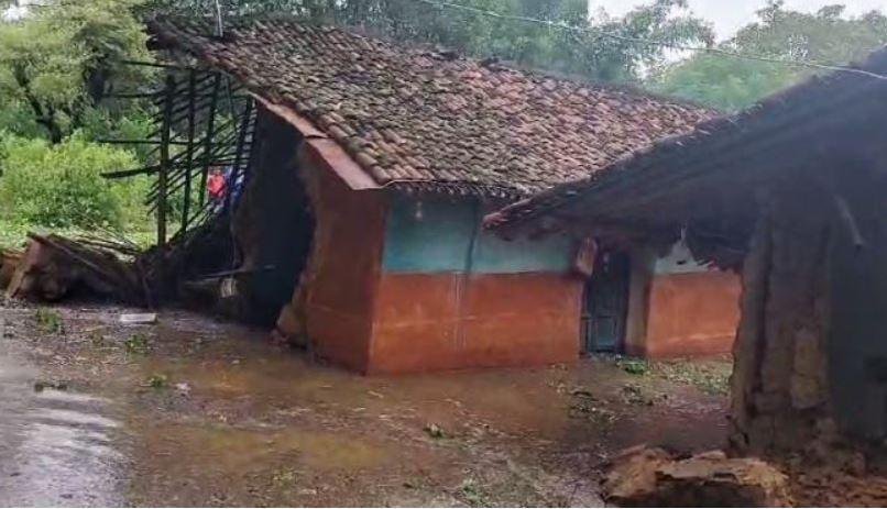 Saraikela : भारी बारिश का कहर, स्कूल भवन में रहने को मजबूर 50 परिवार और...
