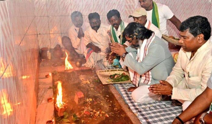 Breaking : सीएम हेमंत सोरेन ने पवित्र स्थल लुगु बुरु घंटाबाड़ी में की पूजा-अर्चना