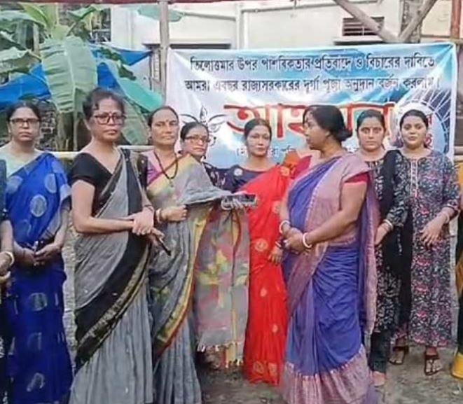 सिलीगुड़ी के आह्वान क्लब की सदस्याएं दुर्गापूजा के लिए मिले सरकारी अनुदान को लौटाने की जानकारी देतीं हुईं।