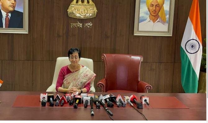 Emotional Card : CM आतिशी ‘भरत’ की भूमिका में, कार्यभार संभाला लेकिन अरविंद केजरीवाल की कुर्सी पर नहीं बैठीं 2 22Scope News कार्यभार संभालने के बाद सीएम आतिशी
