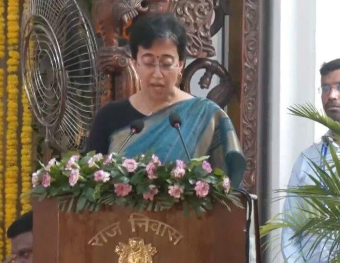 सीएम के रूप में शपथ लेतीं आतिशी-min Delhi में आतिशी राज शुरू, 5 मंत्रियों ने भी साथ में ली शपथ