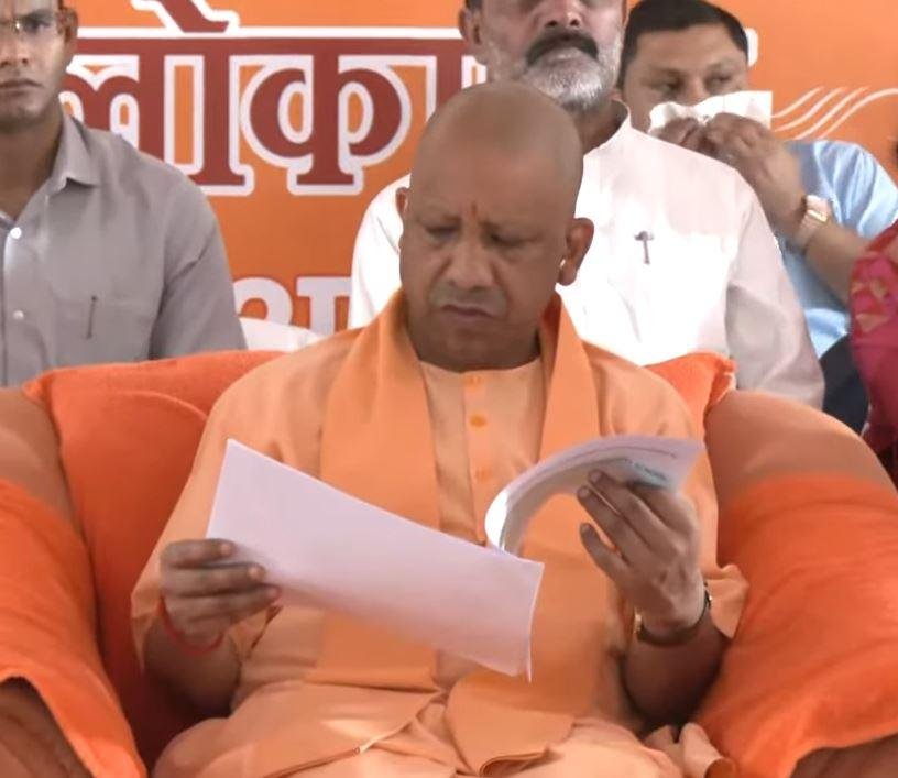 रविवार को गोरखपुर में यूपी के सीएम योगी आदित्यनाथ। 