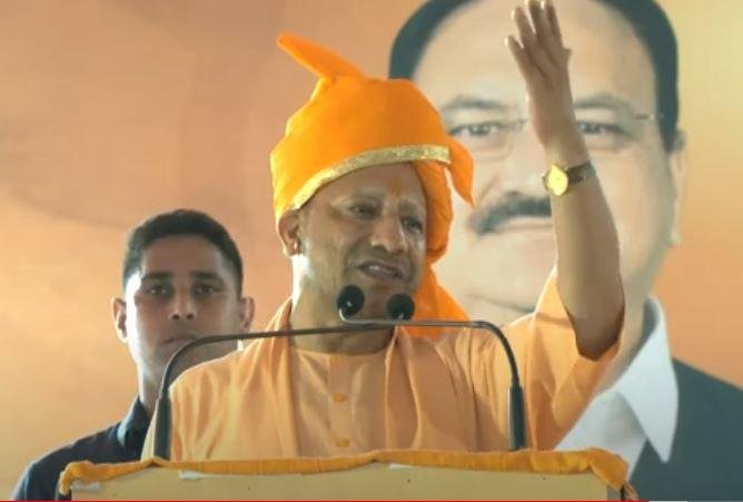 जम्मू दक्षिण विधानसभा के आरएस पुरा में चुनावी जनसभा को संबोधित करते सीएम योगी आदित्यनाथ