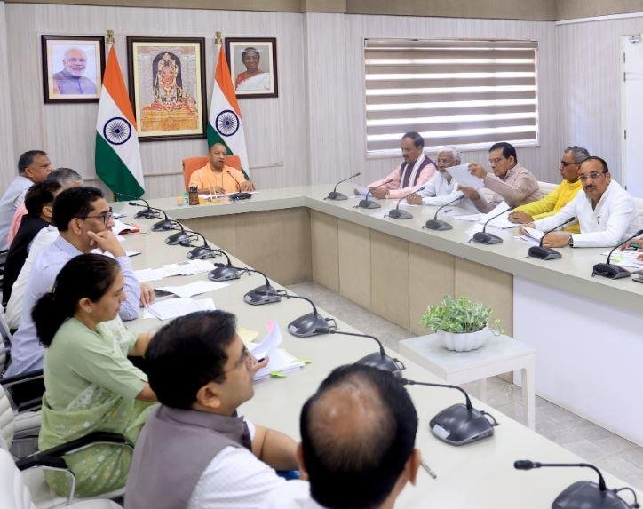 UP में सड़कें 10 अक्टूबर तक गड्ढामुक्त हों, CM Yogi ने दिया निर्देश | 22Scope News मंगलवार को लखनऊ में अहम बैठक लेते हुए सीएम योगी आदित्यनाथ।