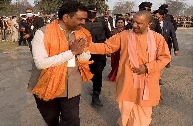 सीएम योगी संग असीम अरुण की फाइल फोटो