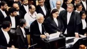 Supreme Hearing On RG Kar Case : मेडिकल छात्रा के रेप और मर्डर से जुड़े हैं 4 प्रभावशाली लोग सोमवार को कोलकाता के आरजी कर अस्पताल कांड की सुनवाई के दौरान सुप्रीम कोर्ट में खंडपीठ से जिरह करते अधिवक्ता।