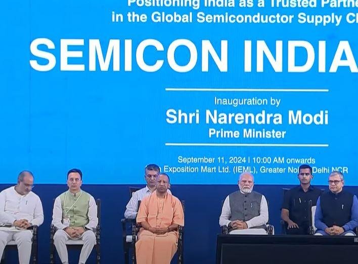 Semicon India 2024 : PM Modi बोले – यह युग सिलिकॉन डिप्लोमेसी का, भारत 5जी हैंडसेट का सबसे बड़ा बाजार ग्रेटर नोएडा में सेमीकॉन इंडिया 2024 कार्यक्रम में पीएम नरेंद्र मोदी, सीएम योगी आदित्यनाथ और अन्य।