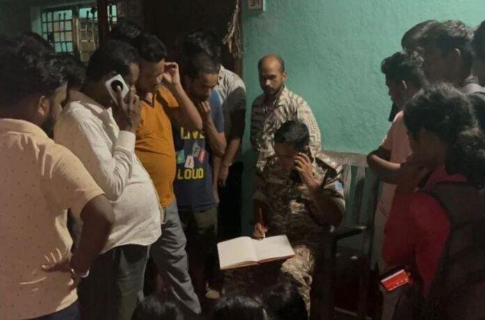 मौके पर पहुंचे पुलिस अधिकारी घटना की जानकारी जुटाते हुए।