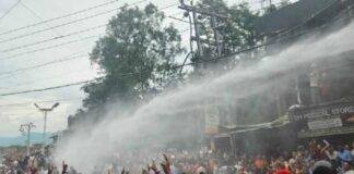 हिमाचल प्रदेश के मंडी में प्रदर्शनकारियों पर वाटर कैनन से पानी की बौछार।
