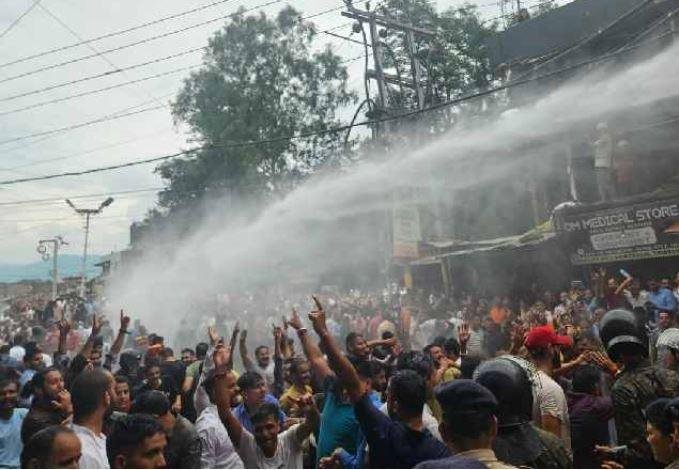 हिमाचल प्रदेश के मंडी में प्रदर्शनकारियों पर वाटर कैनन से पानी की बौछार।
