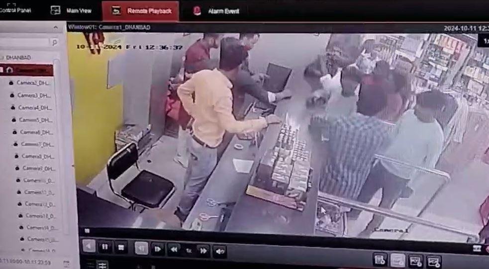 Dhanbad : मामूली सी बात पर युवकों ने किया जमकर बवाल और मारपीट, 4 हिरासत में... 2 22Scope News 0990 min 22Scope News