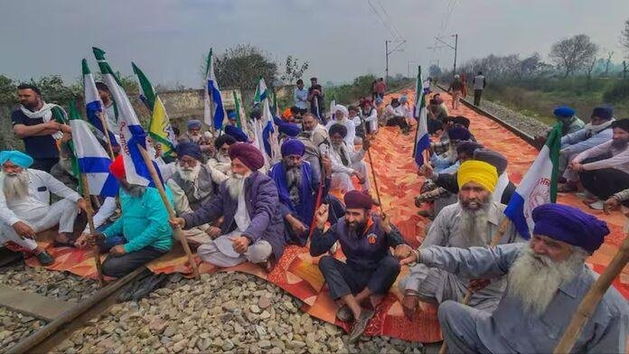 Punjab में एक बार फिर किसानों ने रोकी रेल, ये है मांग...
