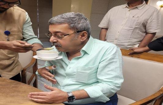 JPC की बैठक में भिड़े TMC सांसद कल्याण बनर्जी और BJP सांसद अभिजीत, टेबल पर बोतल दे मारने से चोटिल हुए कल्याण हंगामें में चोटिल होने के बाद टीएमसी सांसद कल्याण बनर्जी।