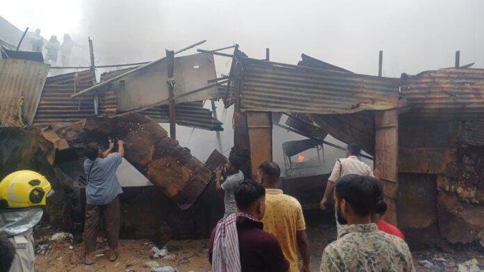Nawada में कबाड़ी दुकान में लगी भीषण आग, लाखों का नुकसान Nawada में कबाड़ी दुकान में लगी भीषण आग, लाखों का नुकसान