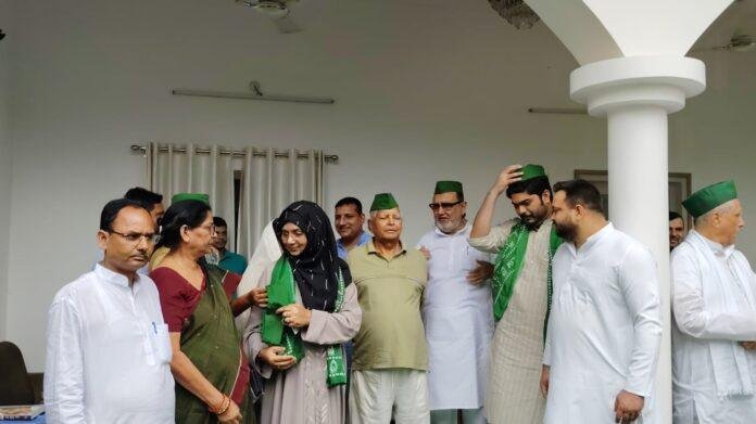 शहाबुद्दीन की पत्नी और बेटे ने ली RJD की सदस्यता, तेजस्वी ने कहा...