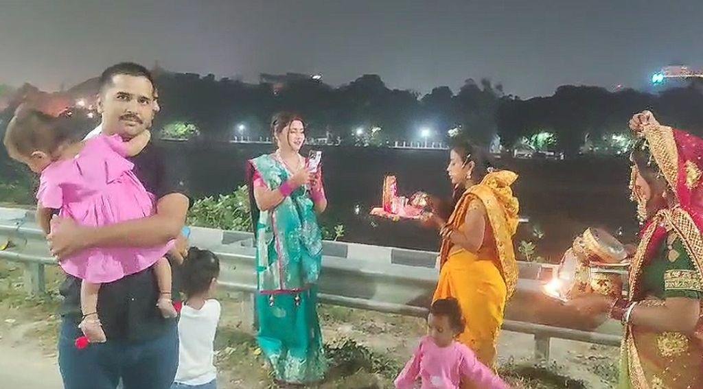 गंगा किनारे चांद का दीदार: पटना में Marine Drive पर महिलाओं ने तोड़ा करवा चौथ का व्रत 1 22Scope News 2 27 22Scope News