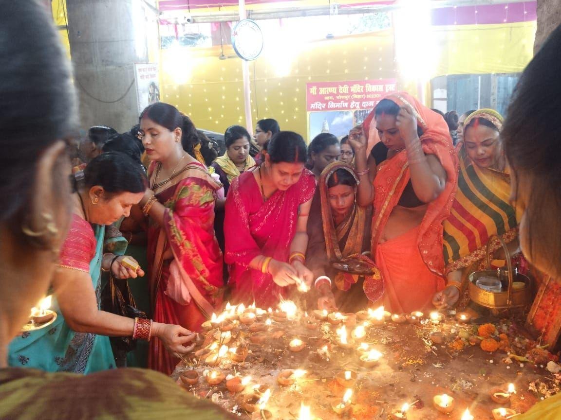 Arrah के अरण्य देवी मंदिर में उमड़ी श्रद्धालुओं की भीड़, पूजा अर्चना कर...