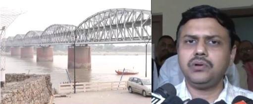 वाराणसी में गंगा नदी पर बनने वाले नए रेल-रोड पुल की जानकारी देते कमिश्नर कौशल राज शर्मा